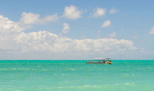 Barco flutuando no mar calmo