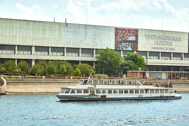 Barco fluvial en la ciudad