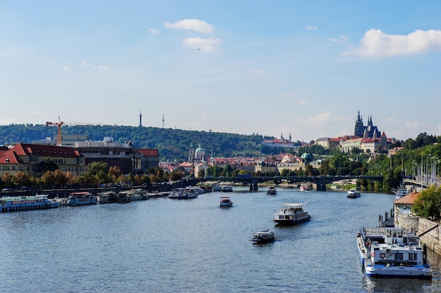 Barco fluvial em Vltava Praga República Checa