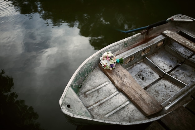 Barco fluvial con un ramo de la novia