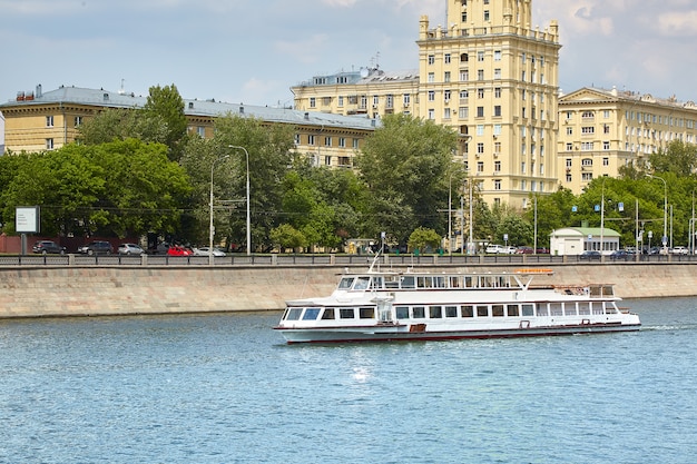 Barco fluvial en el río