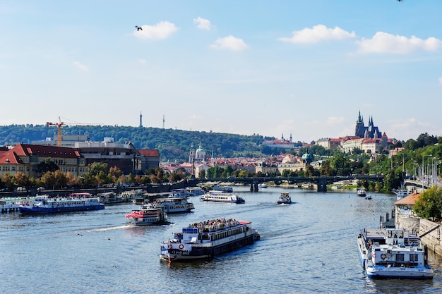 Barco fluvial en Vltava Praga República Checa