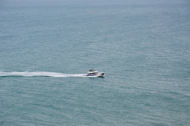 barco en el fondo del mar