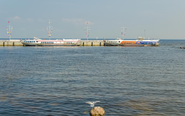 Un barco con una franja azul en el costado.