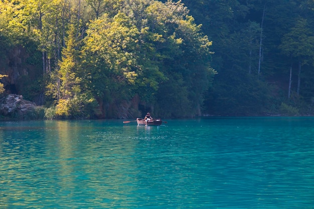 Barco con gente en un lago en el Parque Nacional de los Lagos de Plitvice Croacia