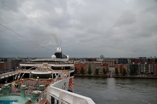 Barco gira en amsterdam