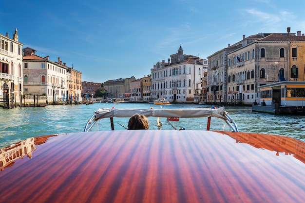 Barco en el Gran Canal de Venecia, Italia