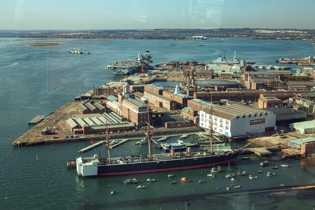 Foto un barco grande está atracado en el puerto.