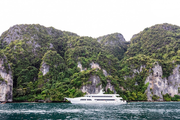 Barco grande de lujo de alta clase para turistas de alquiler en la isla de phi phi Tailandia