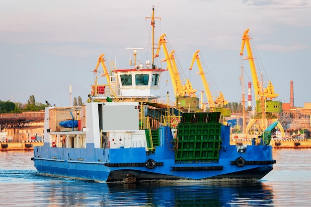 Barco y grúas en el puerto de Klaipeda en Lituania, país de Europa del Este en el mar Báltico