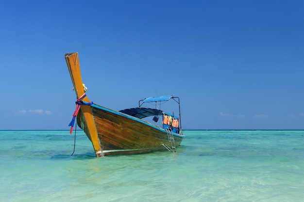 Barco y hermoso océano azul