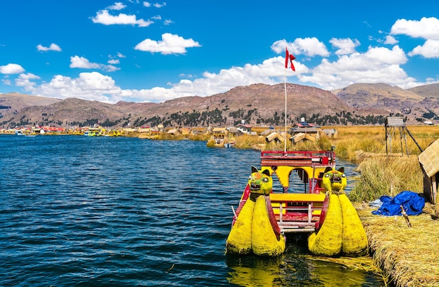 Barco de juncos en el lago Titicaca en Perú