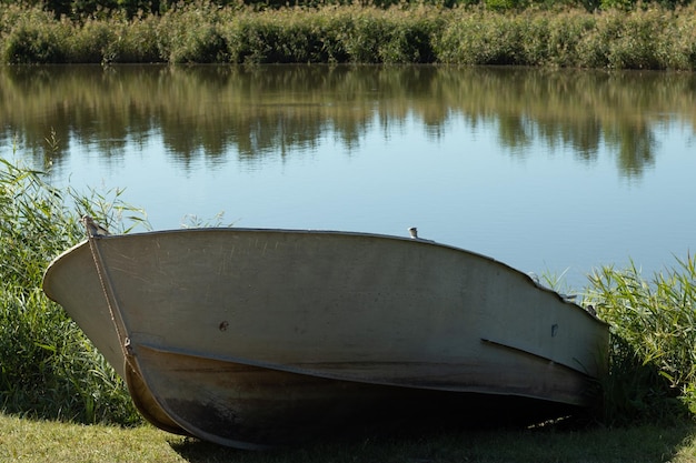 Barco junto al lago para nadar y pescar Fondo natural con paisaje natural forestal