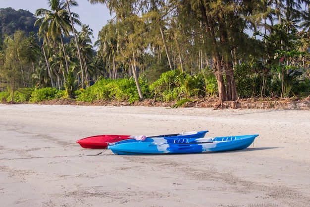 Barco kayaking vermelho no prao tropical da área da praia ao na ilha do koood, província de trat, tailândia.