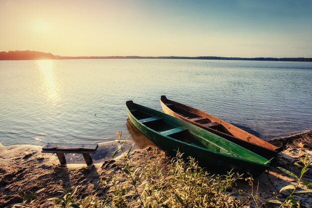 Barco en el lago al atardecer