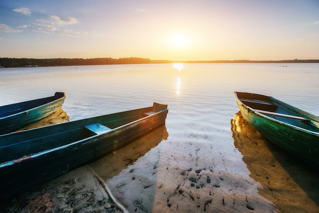 Barco en el lago al atardecer