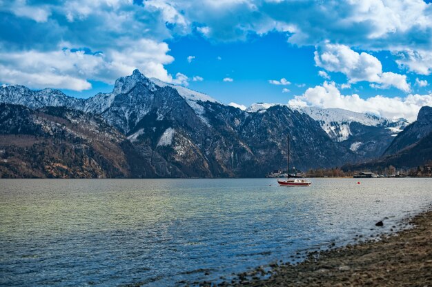 Barco en el lago en los Alpes austríacos.
