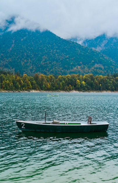 Un barco en el lago de los Alpes