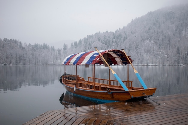 Barco en el lago Bled en invierno