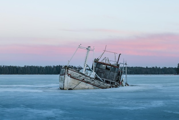 Un barco en un lago congelado con la palabra hielo.