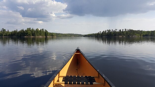 Barco en el lago contra el cielo