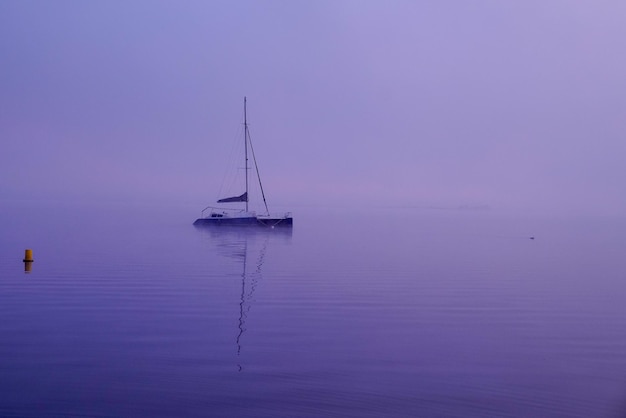 Barco en el lago hourtin al amanecer en el pueblo de carcans gironde francia