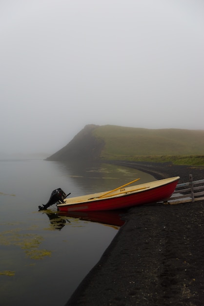 Foto barco por el lago islandia