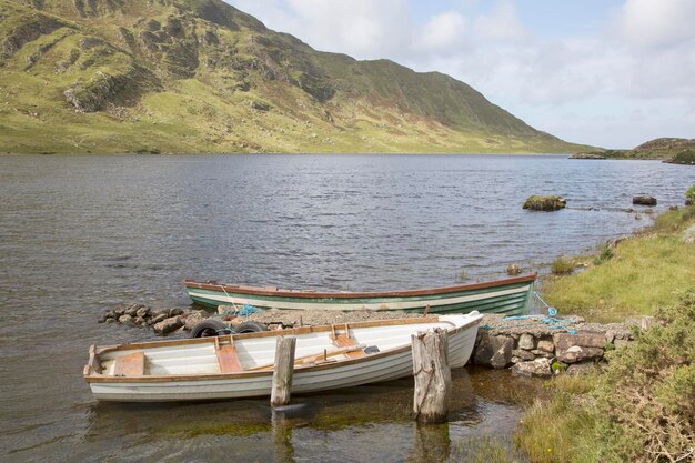 Barco en el lago Lough Fee, Connemara, Irlanda