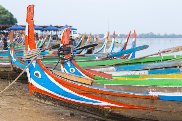 barco en el lago en Myanmar