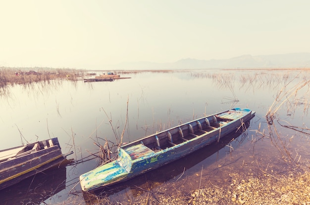 Barco en el lago en el norte de Tailandia.