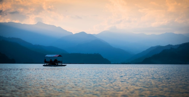 Barco en el lago phewa disfrutando de su viaje al atardecer nepal