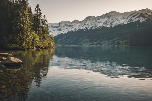 Foto un barco en el lago río al pie de las cimas de las montañas del bosque verde paisaje al aire libre