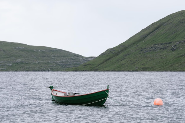 Foto barco en el lago sorvagsvatn o leitisvatn en la isla de vagar islas feroe