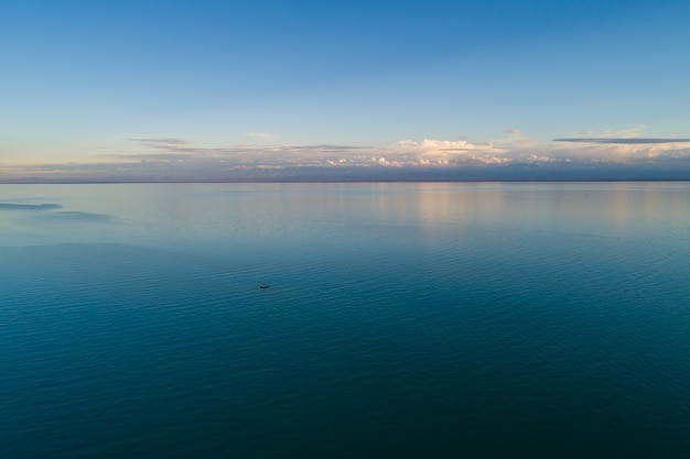 Barco en el lago, vista desde arriba