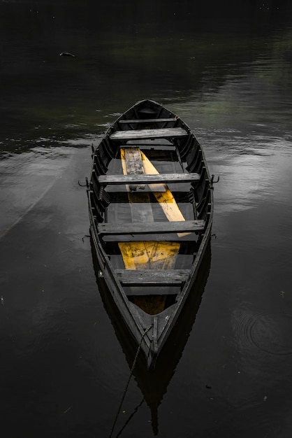 Foto el barco en el lago