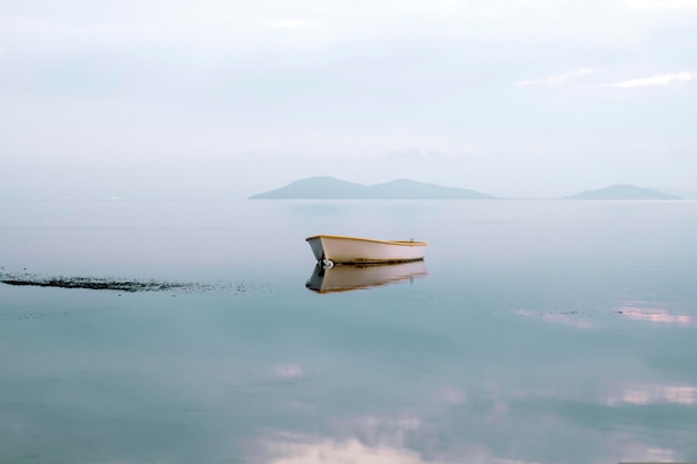 Barco en el lago