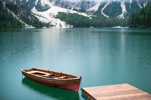 barco en el lago