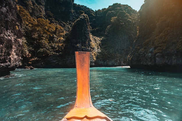 Barco largo y agua azul en Maya Bay en Phi Phi Island, Krabi Tailandia.