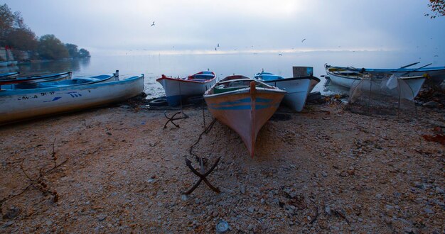 un barco con la letra x en él está en la playa