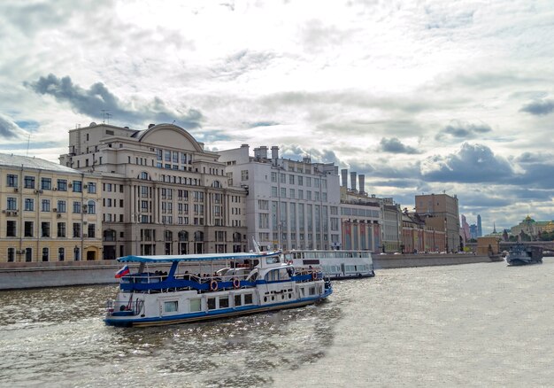 Barco a lo largo del río Neva en San Petersburgo, Rusia