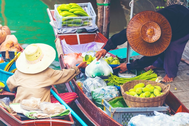 Foto barco local en el mercado flotante de amphawa