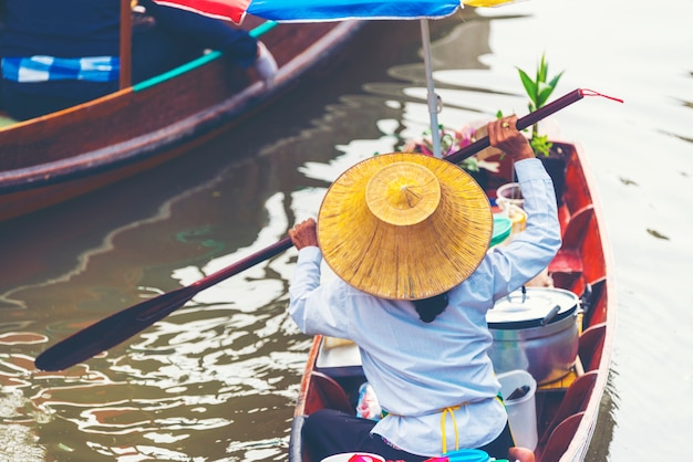 Barco local en el mercado flotante de Amphawa