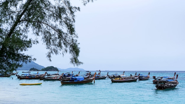 Barco longtail e belo oceano da ilha de Koh Lipe, Tailândia.