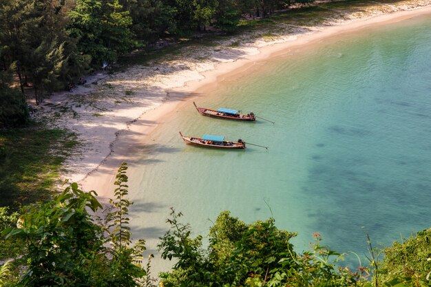 Barco de Longtail en la isla de Khang Khao (isla de la bahía), provincia de Ranong, Tailandia.