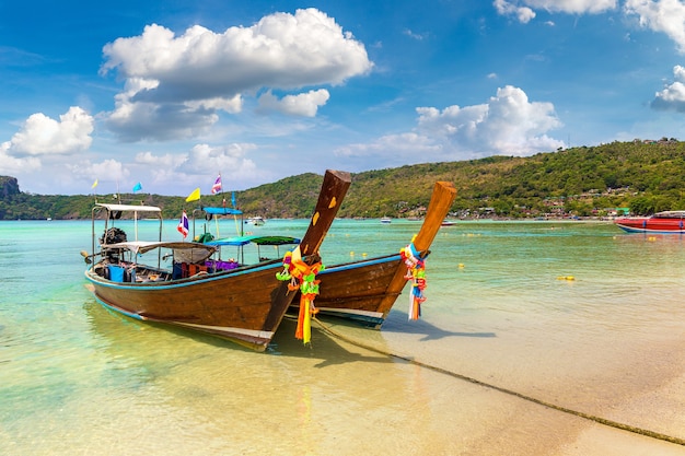 Barco Longtail na Praia Log Dalum, na ilha Phi Phi Don