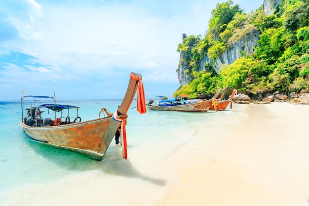 Barco de Longtale en la playa blanca en Phuket, Tailandia. Phuket es un destino popular famoso por su