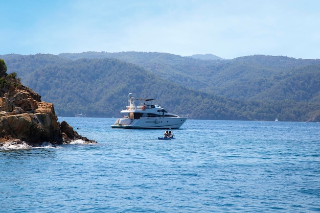 barco de lujo con vistas al cielo azul en el mar