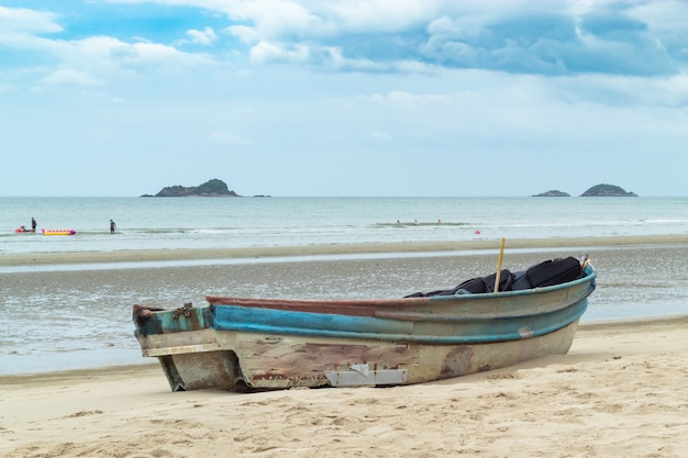 Barco de madera en la arena La playa en Suan Pradipat en Prachuap Khiri Khan, Tailandia.