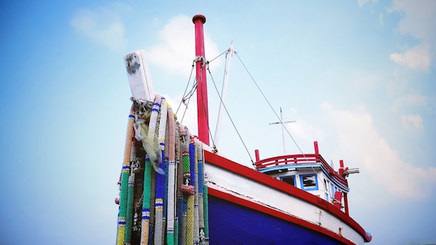 Barco de madera colorido del pescador del primer en Tailandia