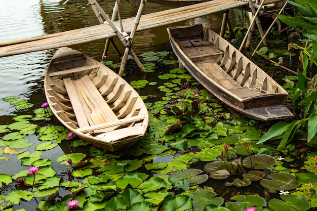 Barco de madera en los estanques de loto rosa.